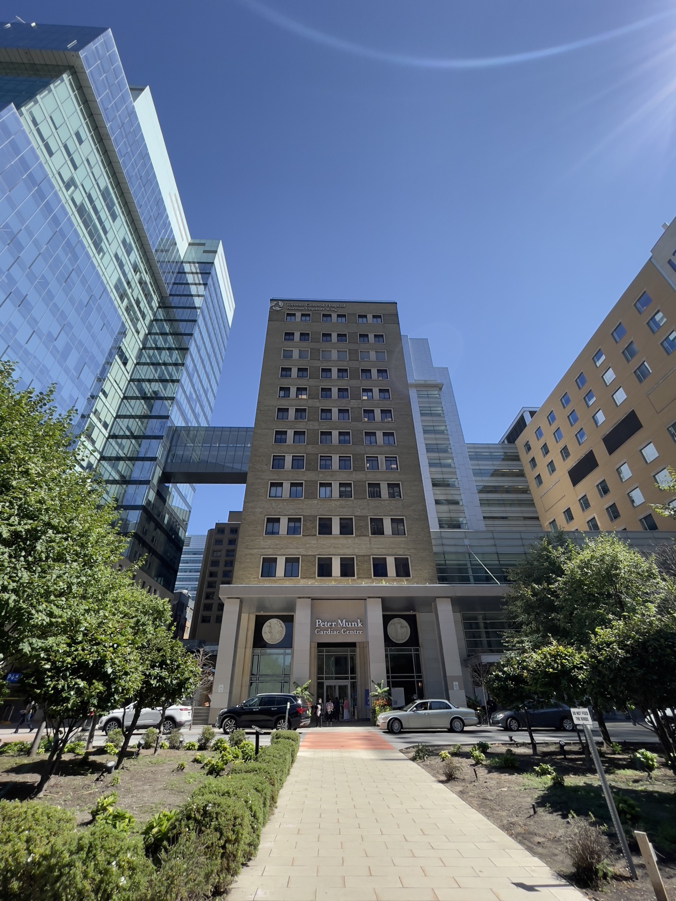 Toronto General Hospital and the Peter Munk Cardiac Centre entrance.